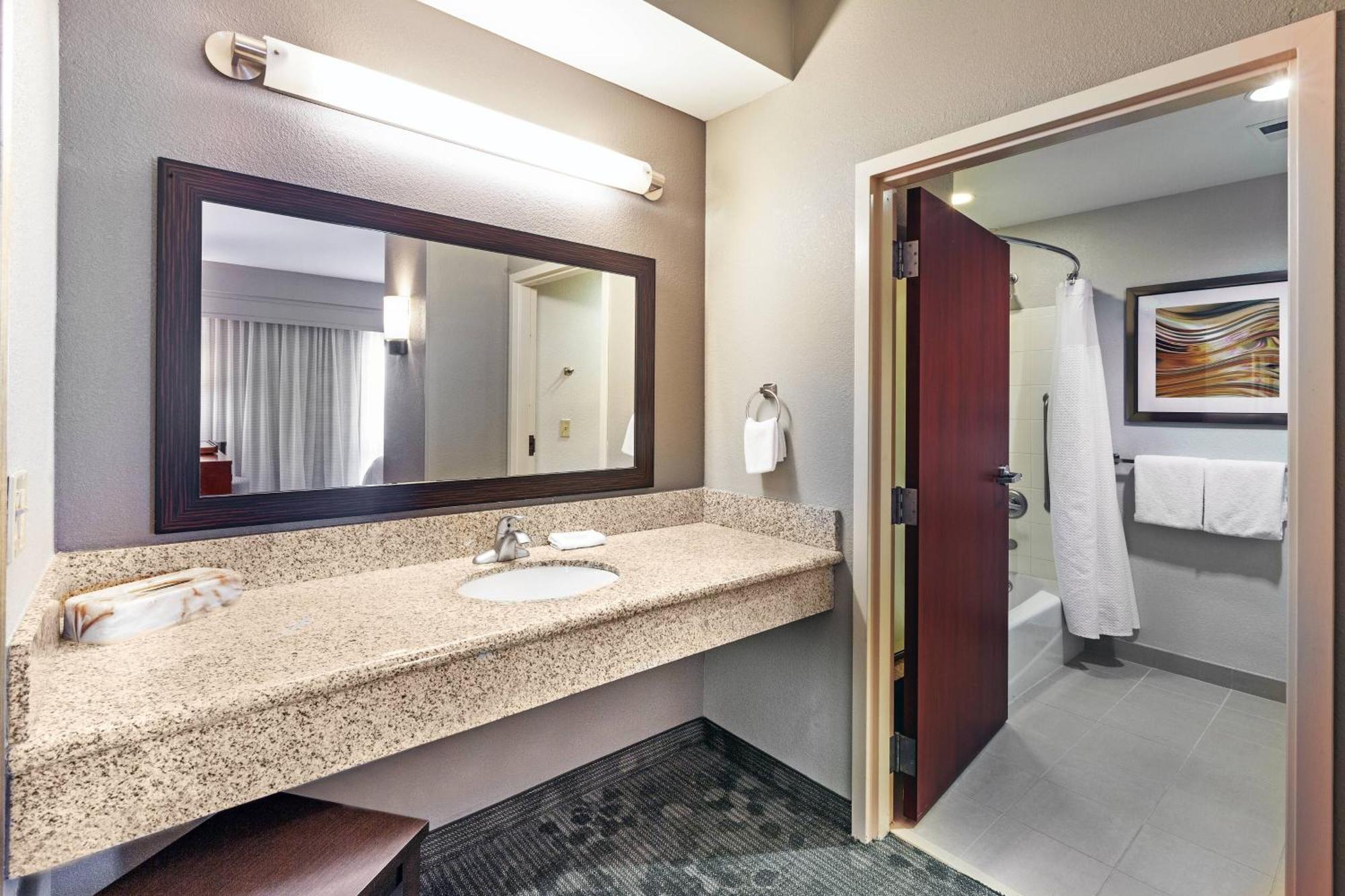Courtyard By Marriott Tulsa Woodland Hills Hotel Ngoại thất bức ảnh